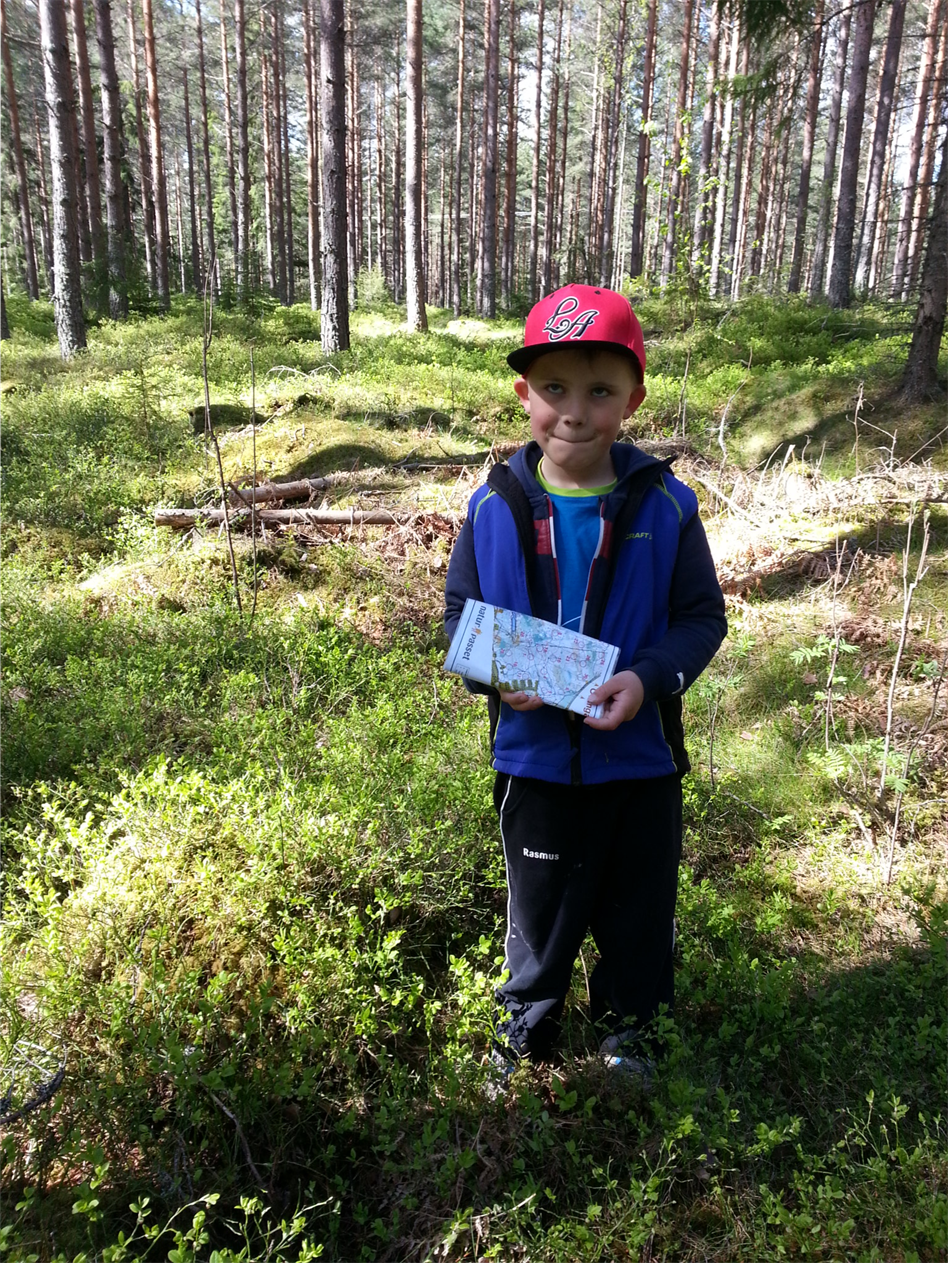 Leva - Att LEVA i Falun -Borlänge regionen innebär att vara nära skog och natur. Bilden visar sonen som tar en fika paus under vår jakt efter kontroller i Naturpasset på Ovangårdsberget i Säter. - ctl00_cph1_image